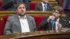 El ’president’ Puigdemont y el vicepresidente Oriol Junqueras, en el Parlament.