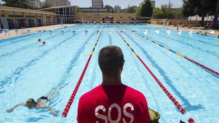 La &#039;otitis de las piscinas&#039; copa las consultas del otorrino en verano