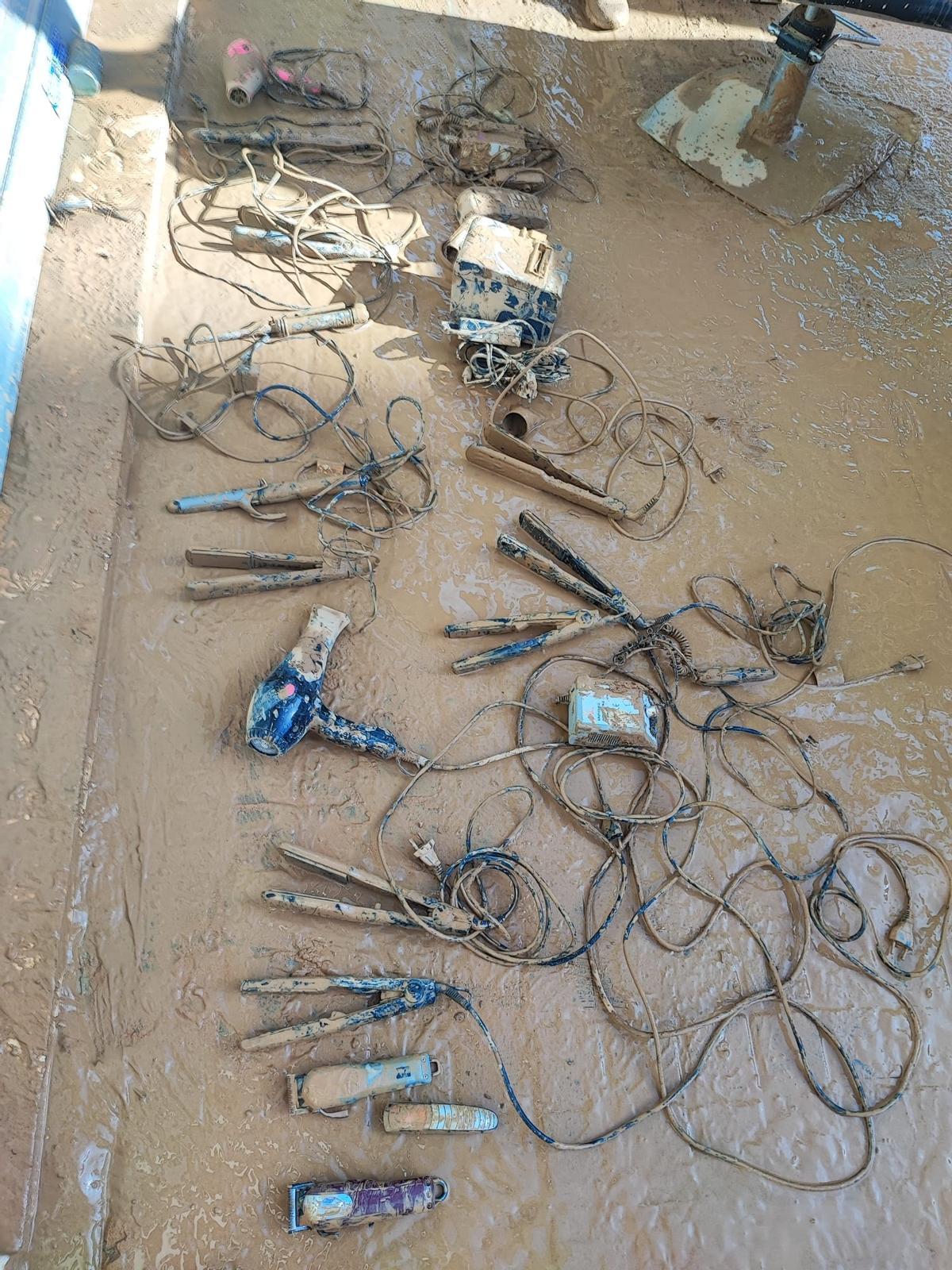 Objetos de la peluquería que tiene en Masanasa Laura Tesoro, de Plasencia.