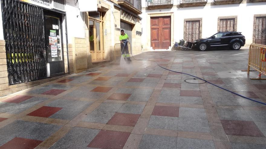 Los negocios de la plaza de Xàbia, forzados a cerrar por el aceite derramado en la calle