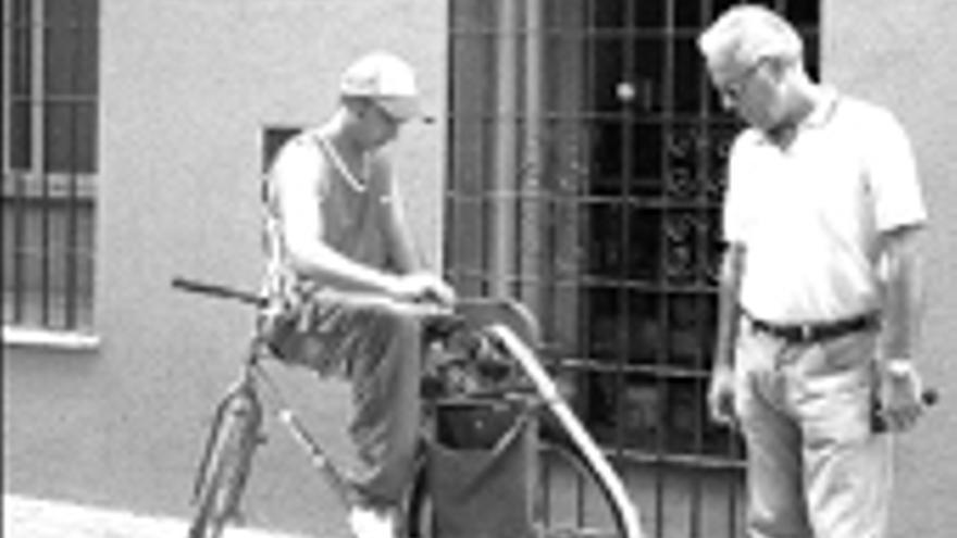 Un joven afilador de cuchillos