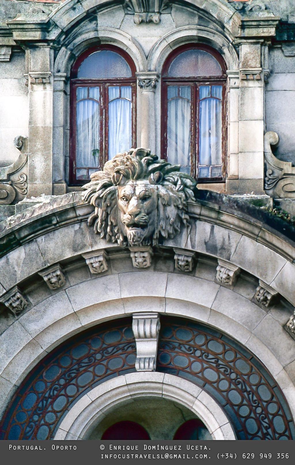 Fachada del centro de información turística de la Praça de Almeida Garrett.