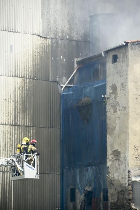 Los bomberos sofocan un incendio en una casa abandonada en A Falperra