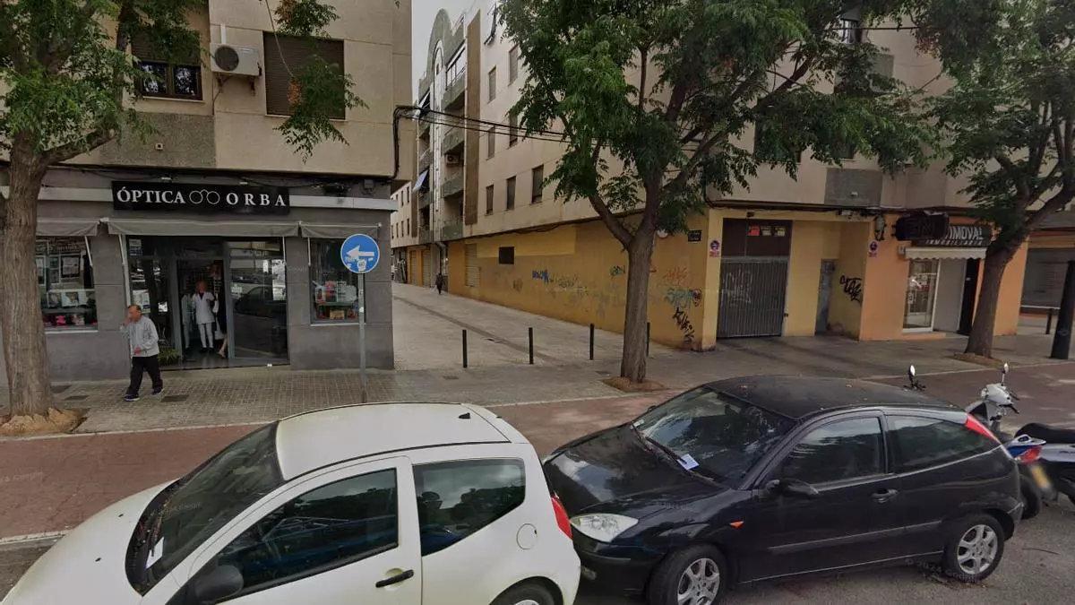 Dos coches aparcados en la calle