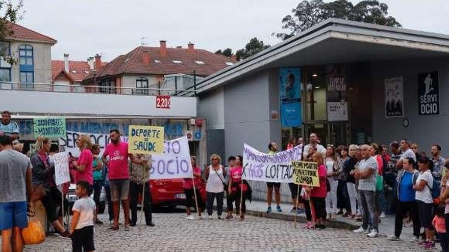 Usuarios de la piscina protestando el pasado septiembre. // Jose Lores