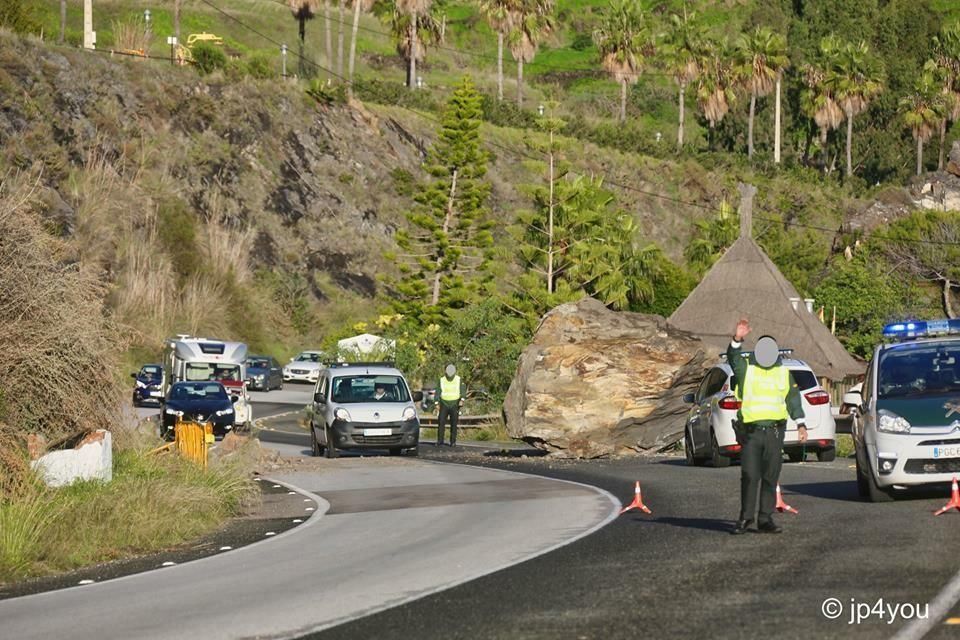 El desprendimiento de una roca de grandes dimensiones, como consecuencia de las intensas precipitaciones que ha registrado Torrox durante las últimas 48 horas ha cortado el tráfico por carretera