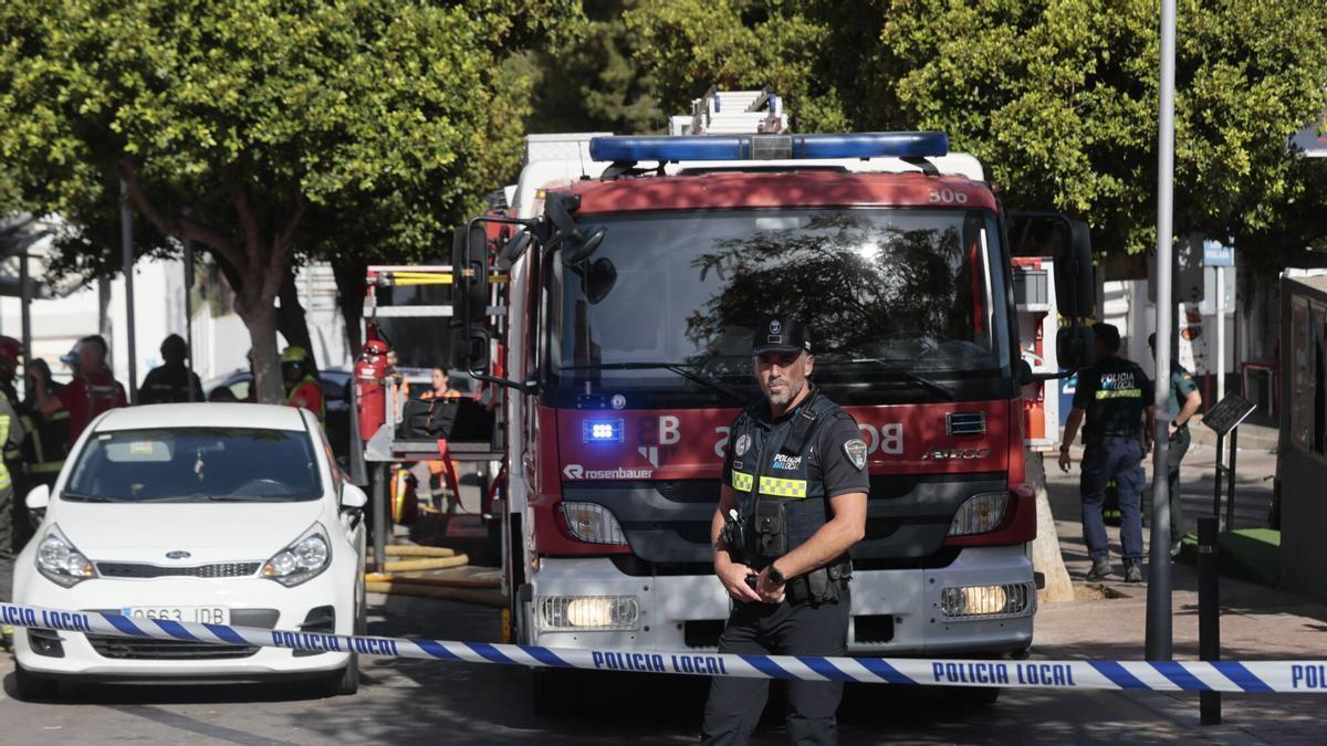 Los bomberos en el incendio de Magaluf