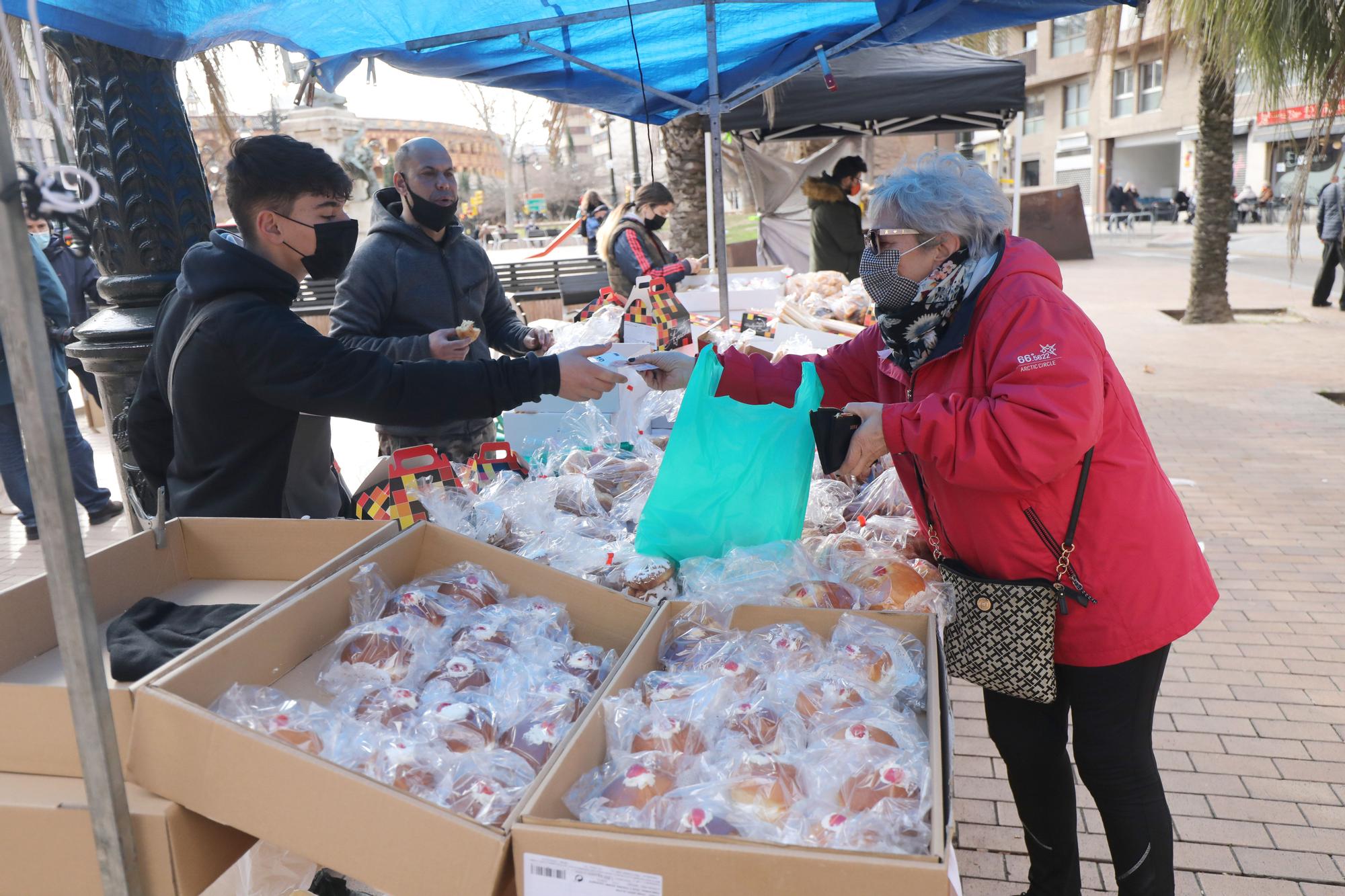 Los puestos de 'Tetas' de Santa Águeda y rosquillas han endulzado la mañana