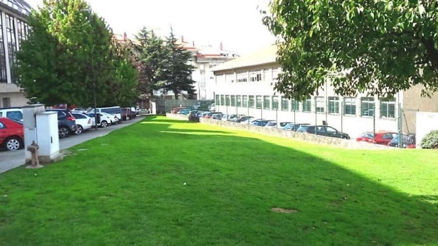 Zona donde se ubicará el área canina, detrás del colegio de O Graxal | // L.O.