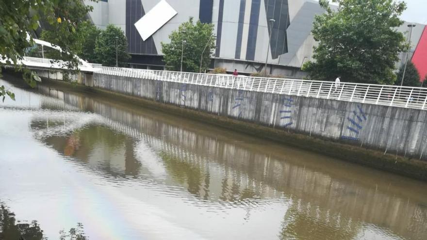 Un vertido causa &quot;fuerte olor a gasolina&quot; en el río Piles