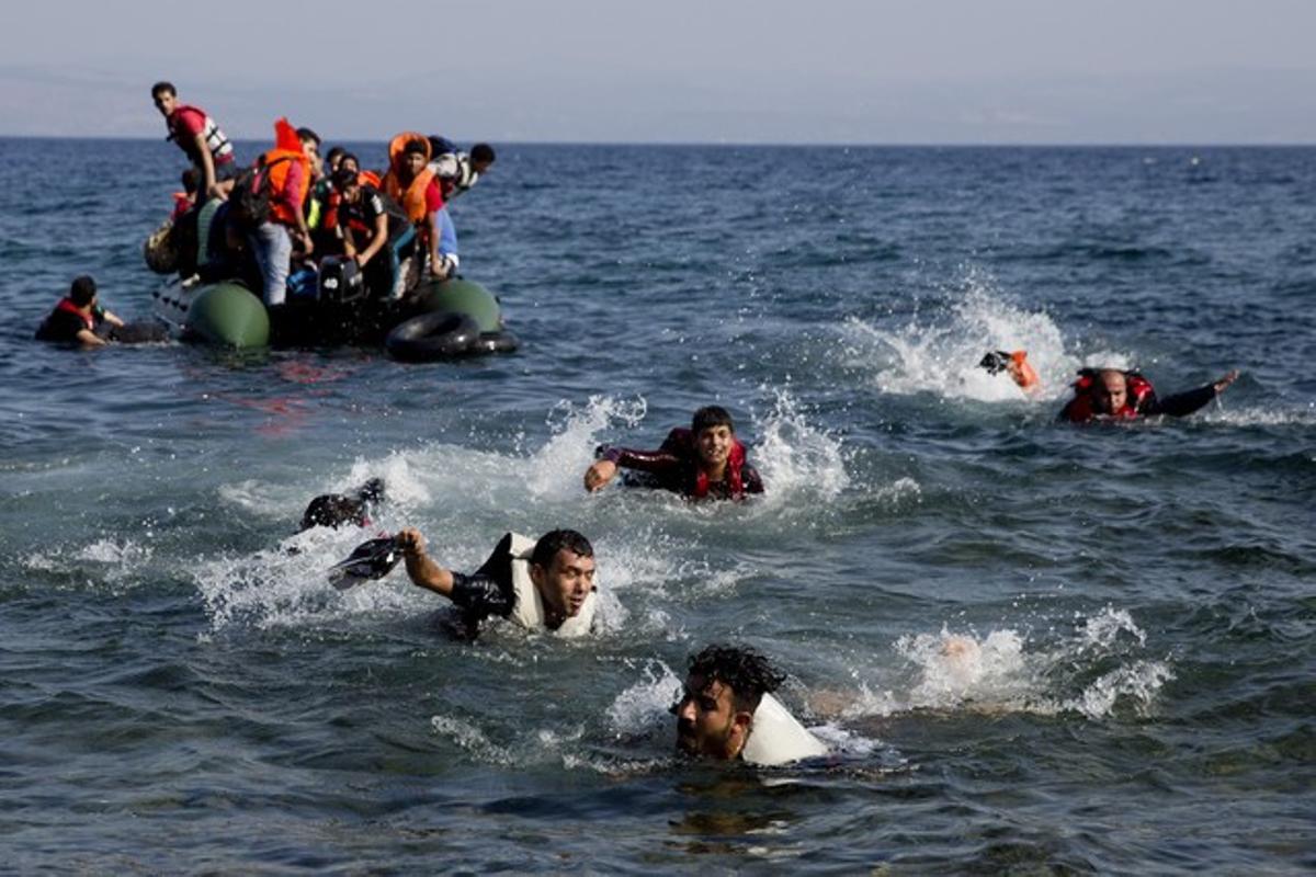 Immigrants intenten pujar a un bot, a prop de l’illa grega de Lesbos, el mes de setembre passat.