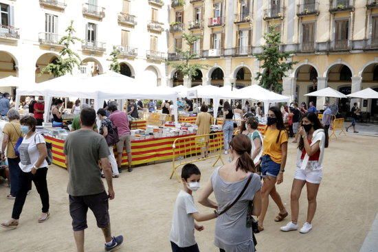 Sant Jordi d'estiu a la plaça Independència de Girona.