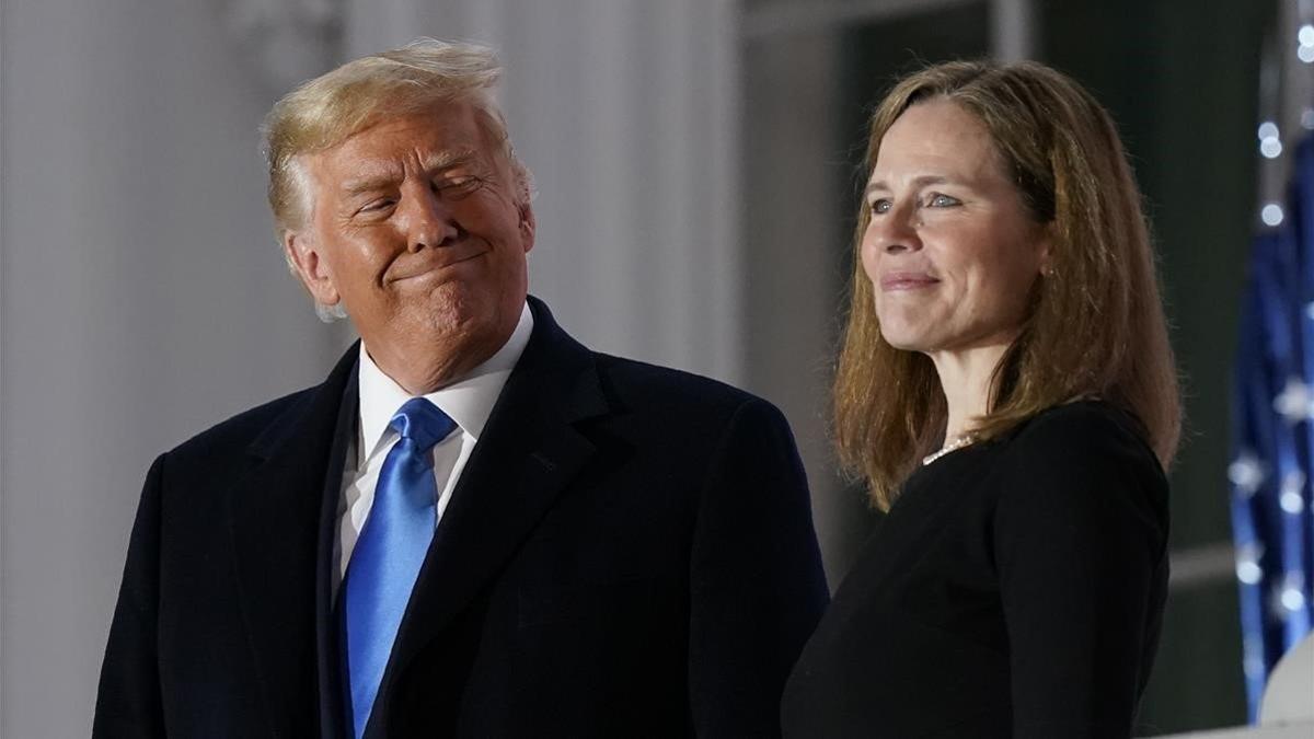 Donald Trump y la jueza Amy Coney Barret, tras ser designada oficialmente como miembro del Tribunal Supremo este lunes.