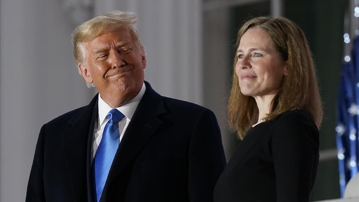 zentauroepp55661781 president donald trump and amy coney barrett stand on the bl201030163654