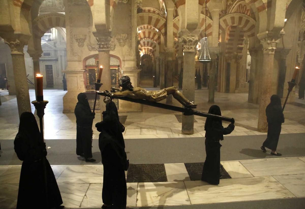 El Vía Crucis enseña el recogimiento de la Semana Santa cordobesa