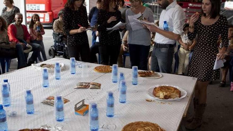 El jurado evalúa las tortillas presentadas ayer al concurso.