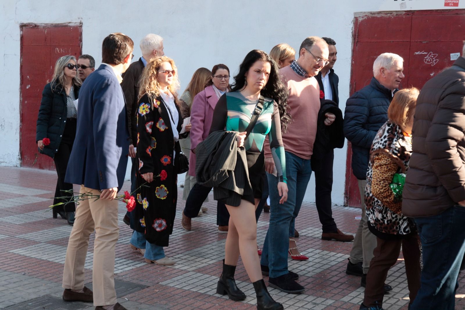 Desfile de los fieles de la tauromaquia para presenciar a El Juli y Manzanares