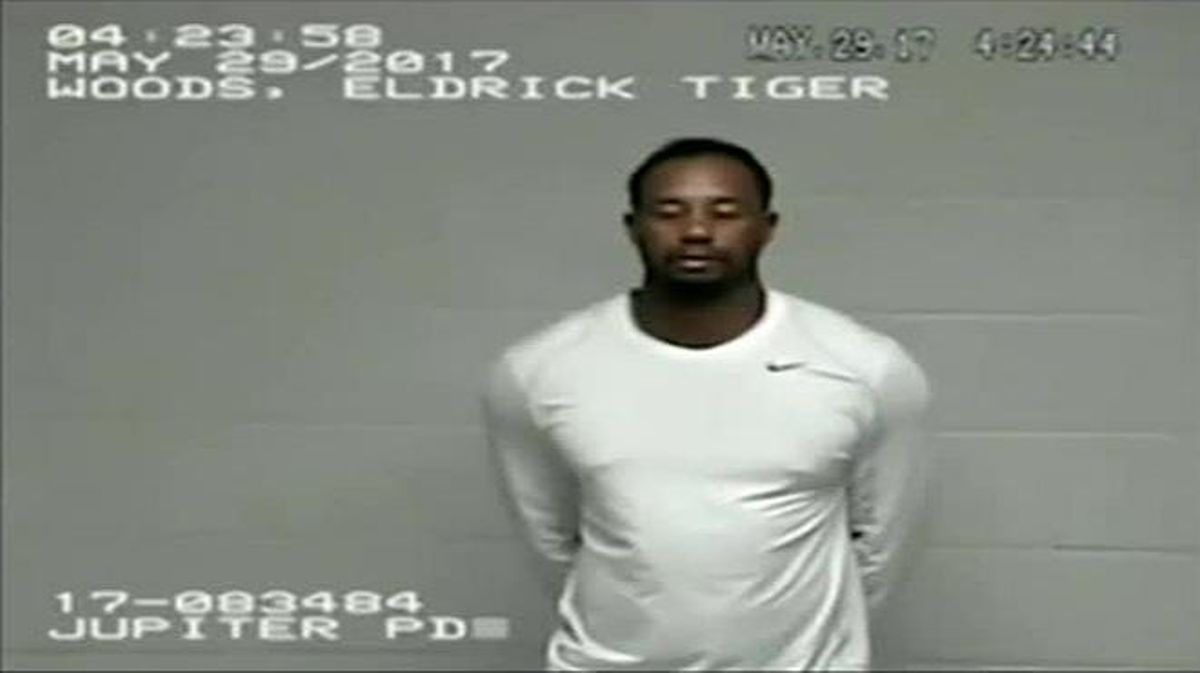 La policia nord-americana mostra el vídeo de Tiger Woods a comissaria.
