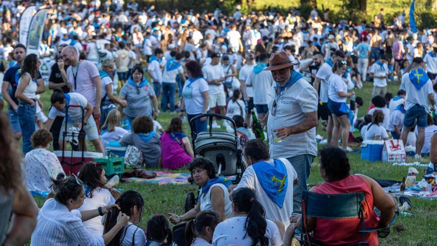 Asistentes a la merienda de El Carmín, el año pasado. | D. C.