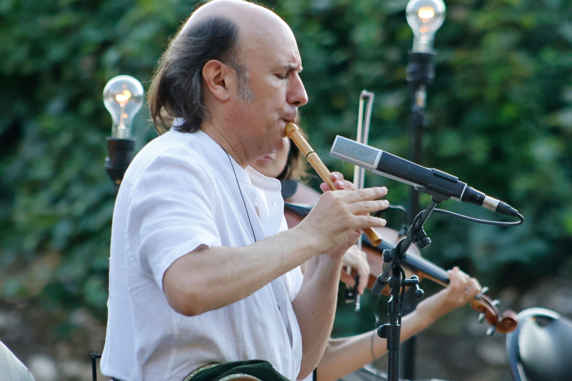 Carlos Núñez pechou o festival Folk na Beira do Sar cun concerto máxico na Colexiata