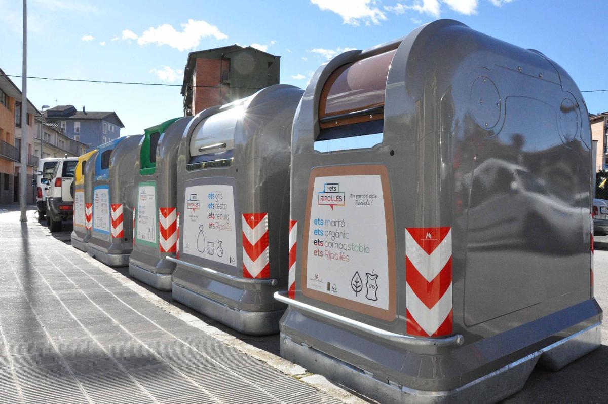 Imatge d'arxiu de contenidors de les diferents fraccions a Ripoll