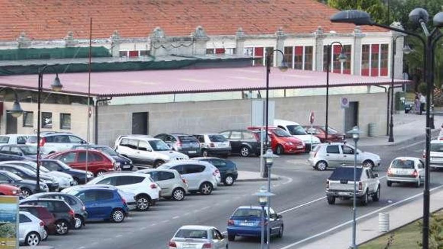 Coches circulando por el centro urbano de Cangas.  // G.Núñez