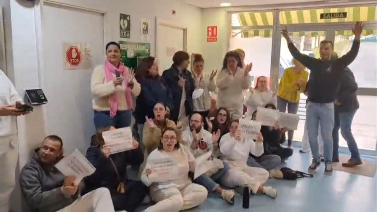 Movilización en el centro de diversidad funcional CAMP Santa Faz de Alicante en protesta por los impagos que sufren los trabajadores