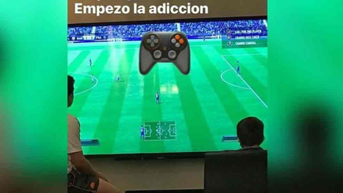 Thiago Messi juega a la PlayStation