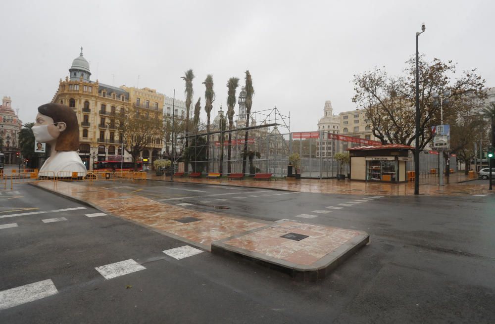 La UME desinfecta la plaza del Ayuntamiento de València por el coronavirus