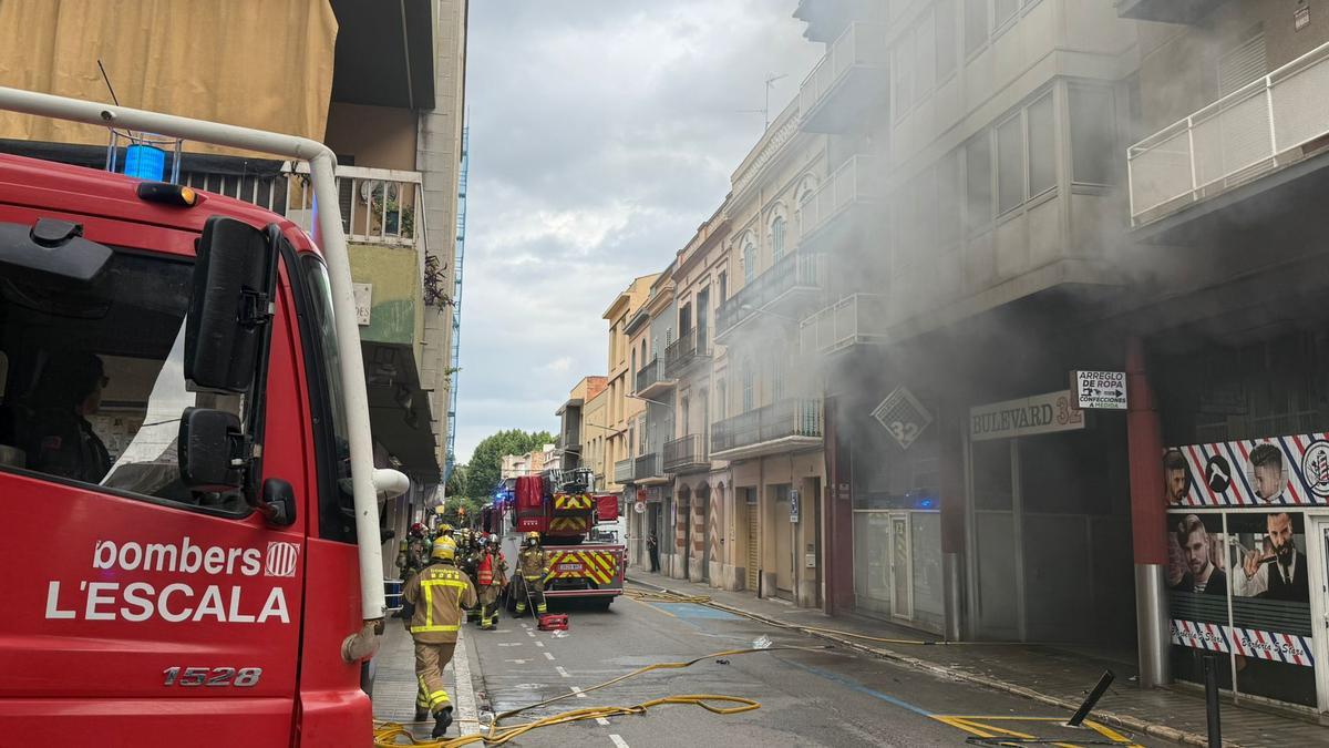 Bomberos trabajando en un incendio de l'Alt Empordà