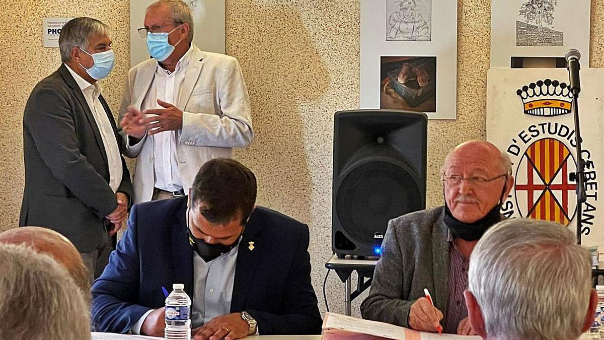 Isidre Chia i Georges Armengol signen, aquest diumenge, l’acord per a la creació del circuit | ARXIU PARTICULAR