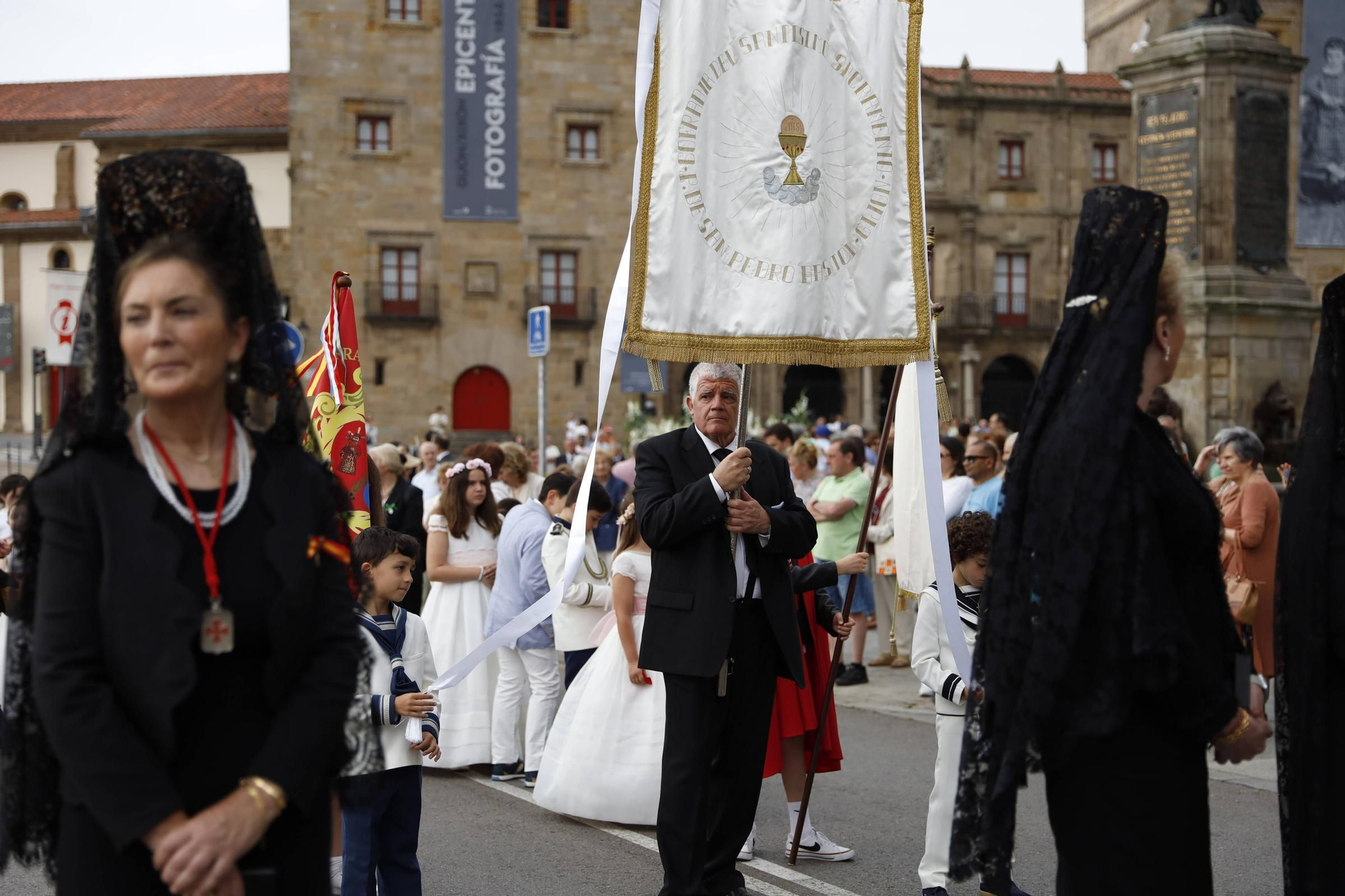 Pétalos, incienso, niños... así fue la procesión del Corpus Christi en Gijón (en imágenes)