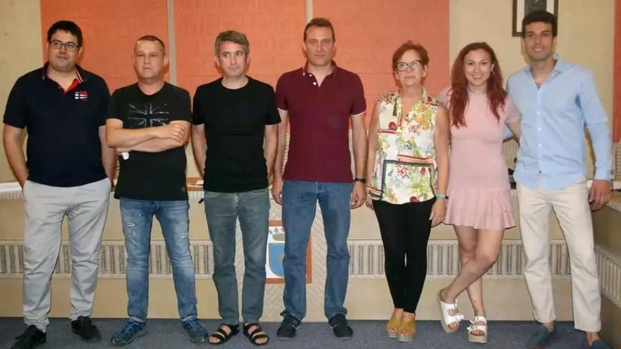 Josep Signes i Toni Signes, en el centre, flanquejats pels regidors de Compromís i PSPV