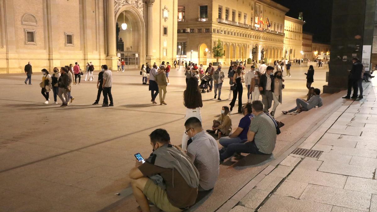 El final del estadio de alarma da para pasear o sentarse en lugares tan populares como la plaza del Pilar a medianoche.