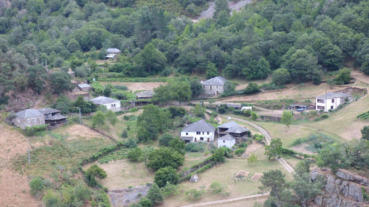 Pueblos guapos de Asturias: Riodeporcos (Ibias), al que se llega cruzando un puente