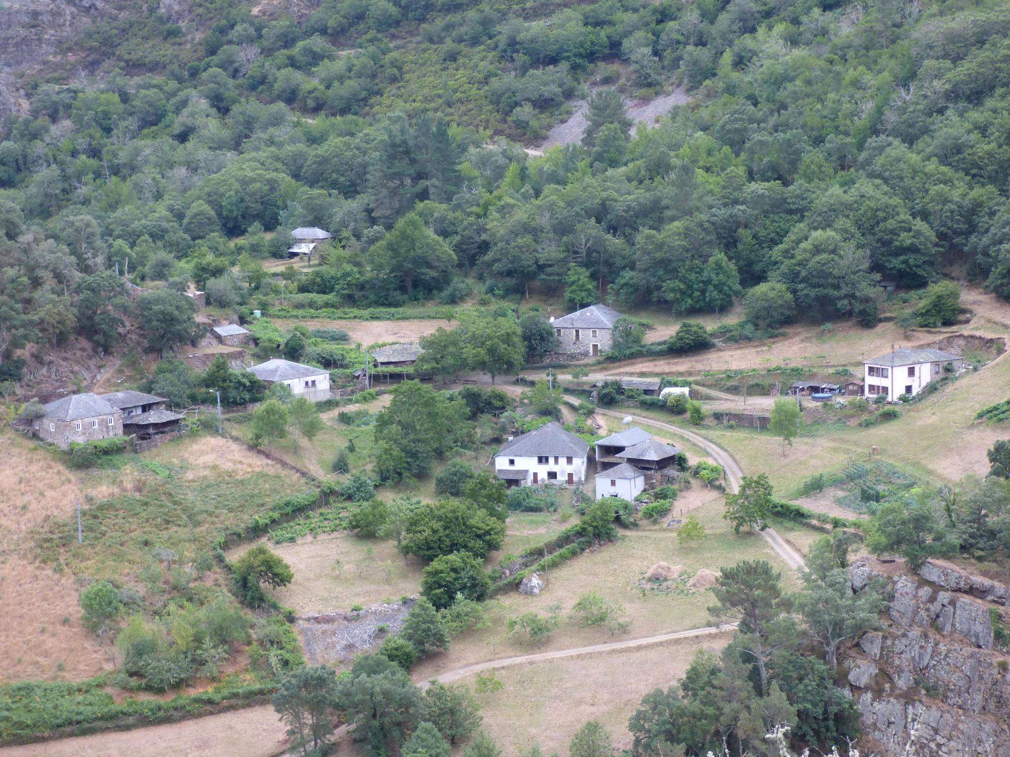 Pueblos guapos de Asturias: Riodeporcos (Ibias), al que se llega cruzando un puente