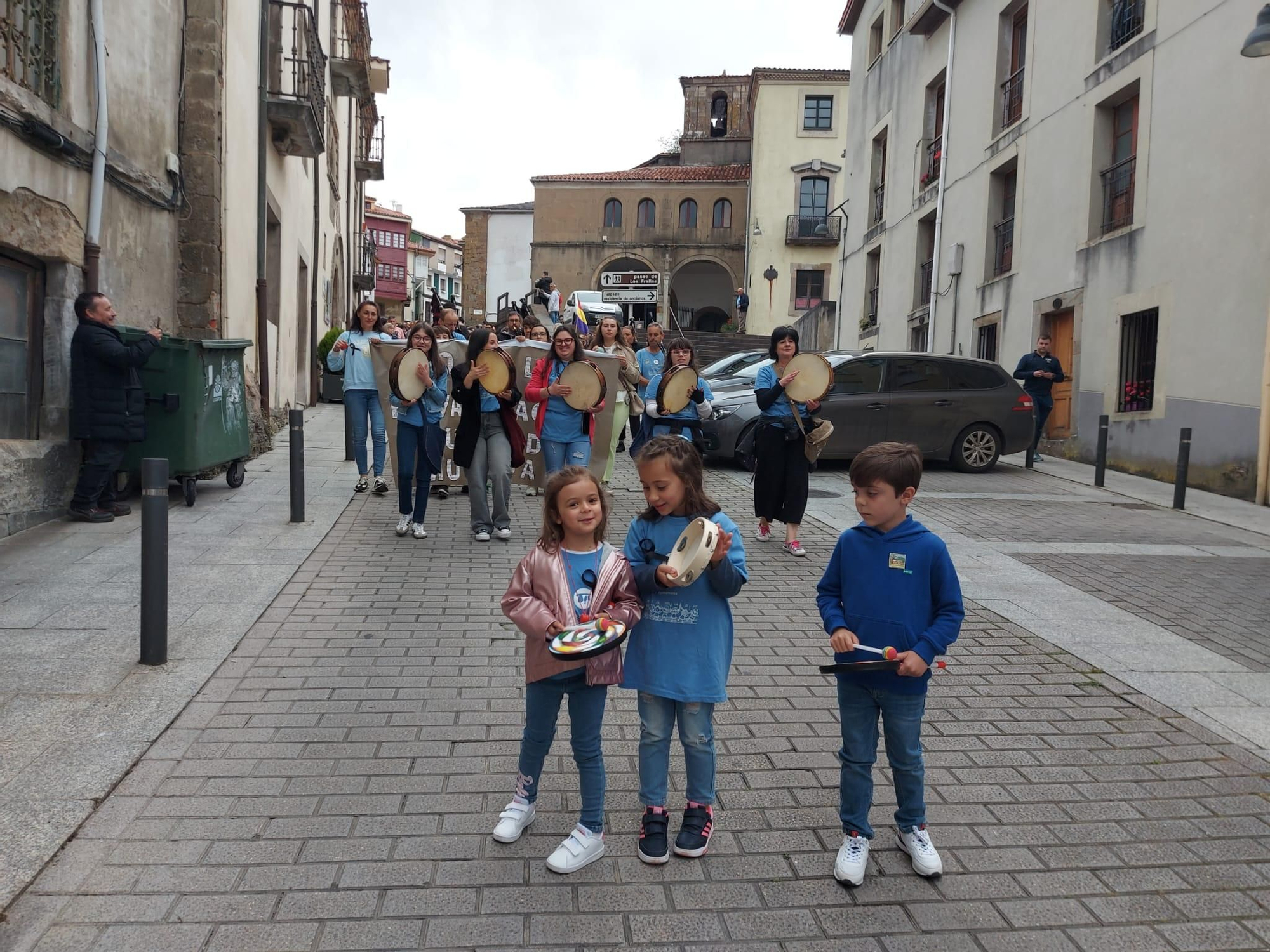 En imágenes: Así fue la manifestación contra el cierre de la Escuela de Música de Tineo