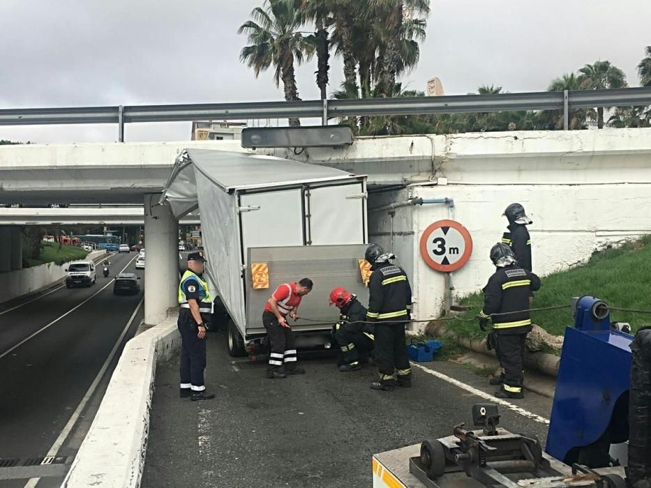 Un furgón choca con el túnel inferior entre el Muelle Las Palmas y la Avenida Marítima