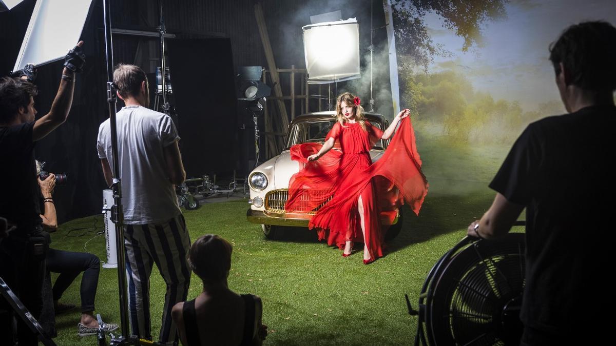 Georgia May Jagger con vestido rojo para el calendario Opel 2017