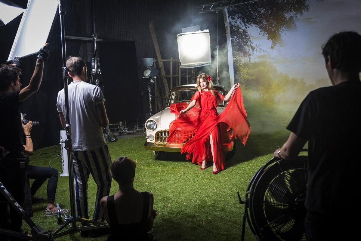 Georgia May Jagger con vestido rojo para el calendario Opel 2017