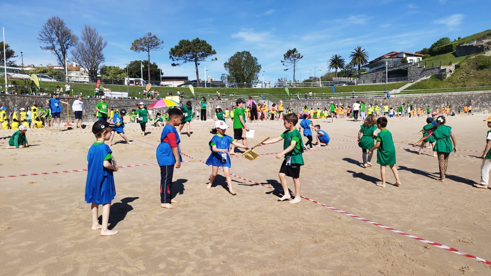 Día de juegos y playa. Más de 300 escolates de Llanes se reúnen en El Sablón por sus VI "Olimplayas"