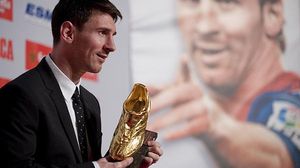 El davanter blaugrana recull el trofeu que premia el seu encert golejador en la temporada 2011-2012.