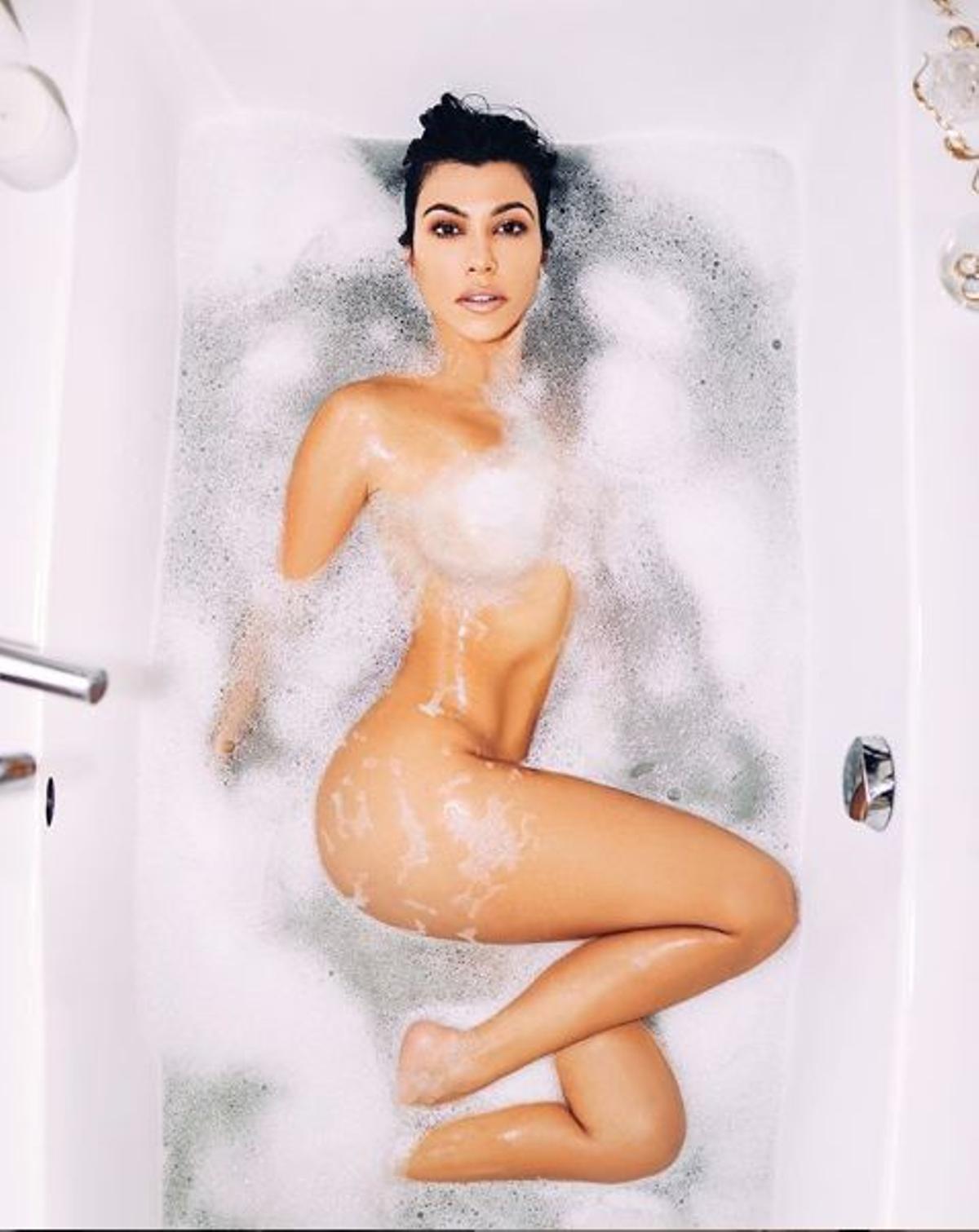 Kourtney Kardashian desnuda en la bañera para promocionar su nueva web.