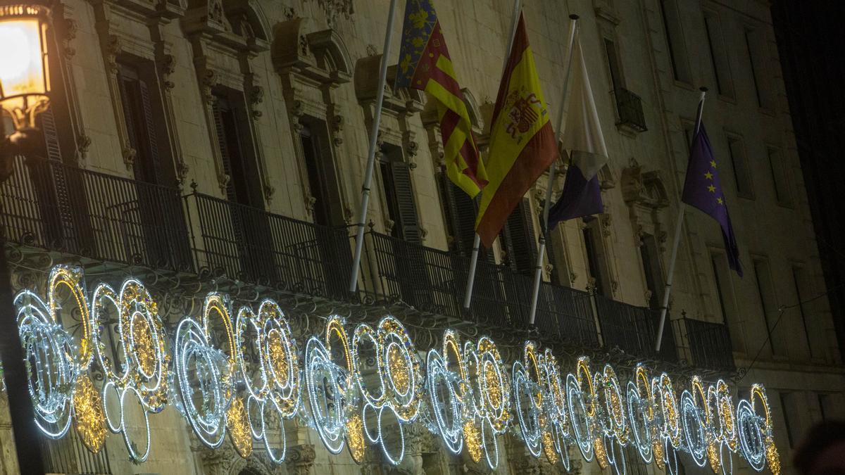 La iluminación navideña ya luce en Alicante con dos millones de leds