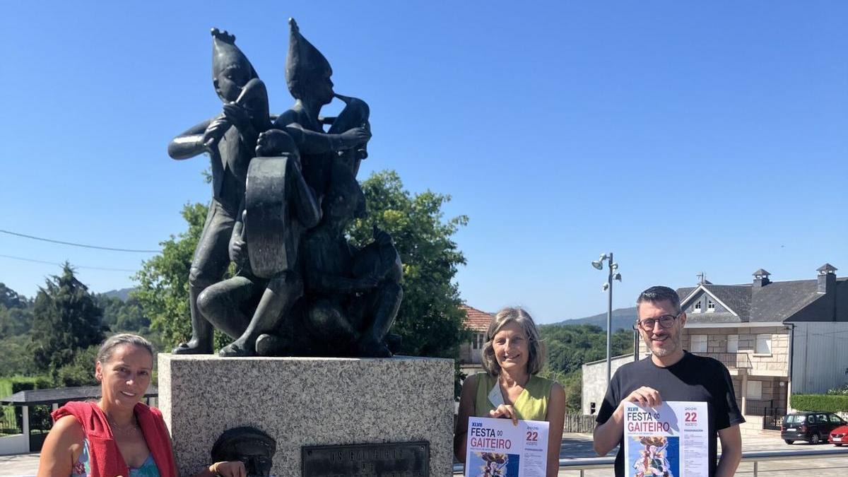 La presentación se realizó junto a la escultura homenaje a Avelino Cachafeiro.