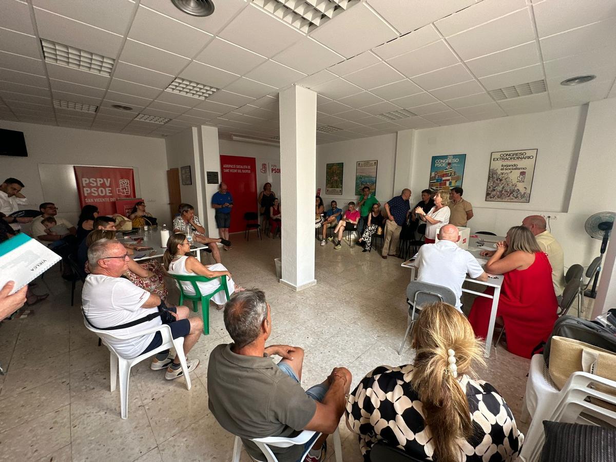 María Jesús Moreno (junto a la mesa de votación), dirigiéndose a los militantes.