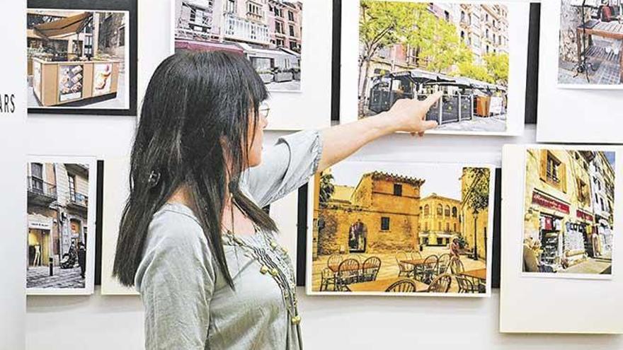 Fermoselle señala la foto de una terraza que invade el espacio público.