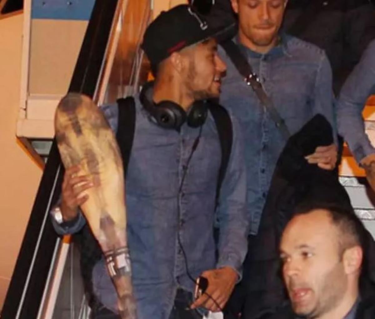 Neymar bajando del avión del FC Barcelona con el 'Cojín jamón'