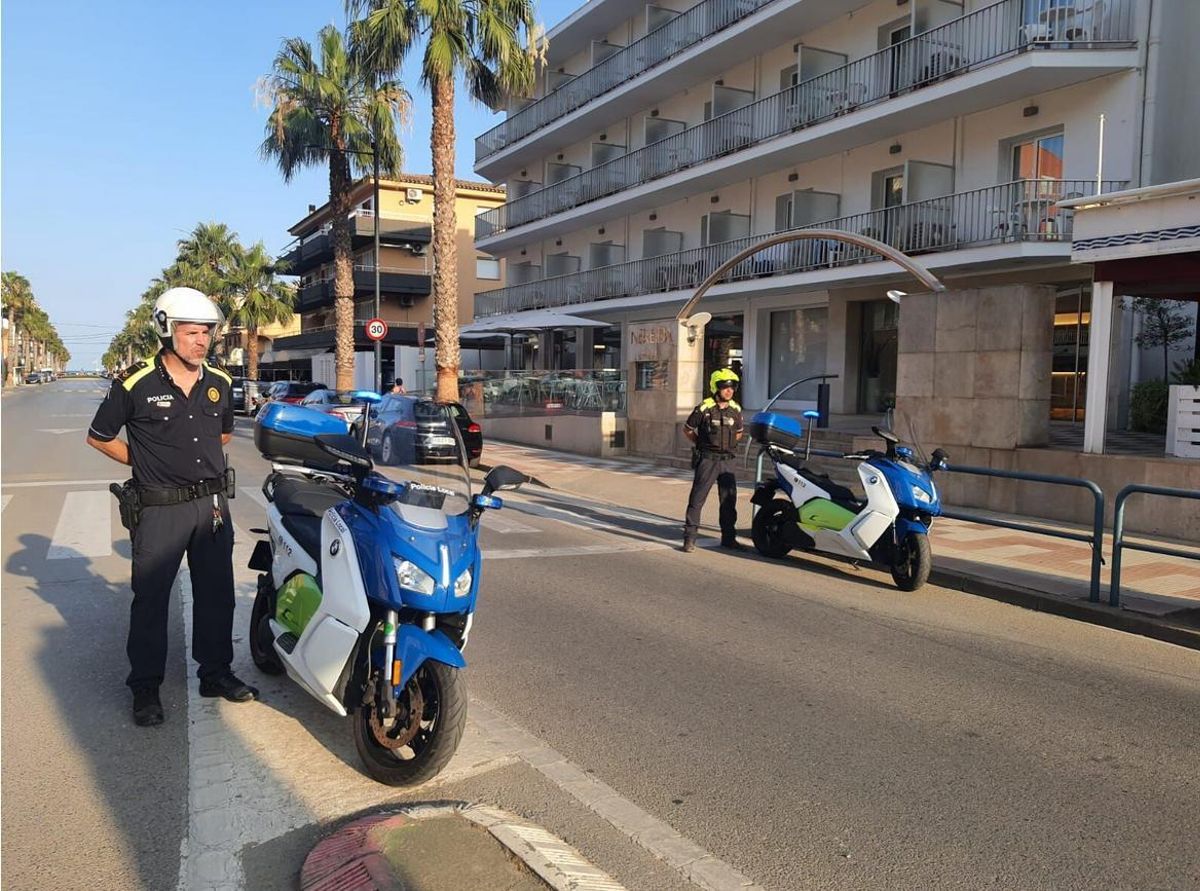 Agents de la Policia Local en un carrer de l'Estartit amb les noves motos.