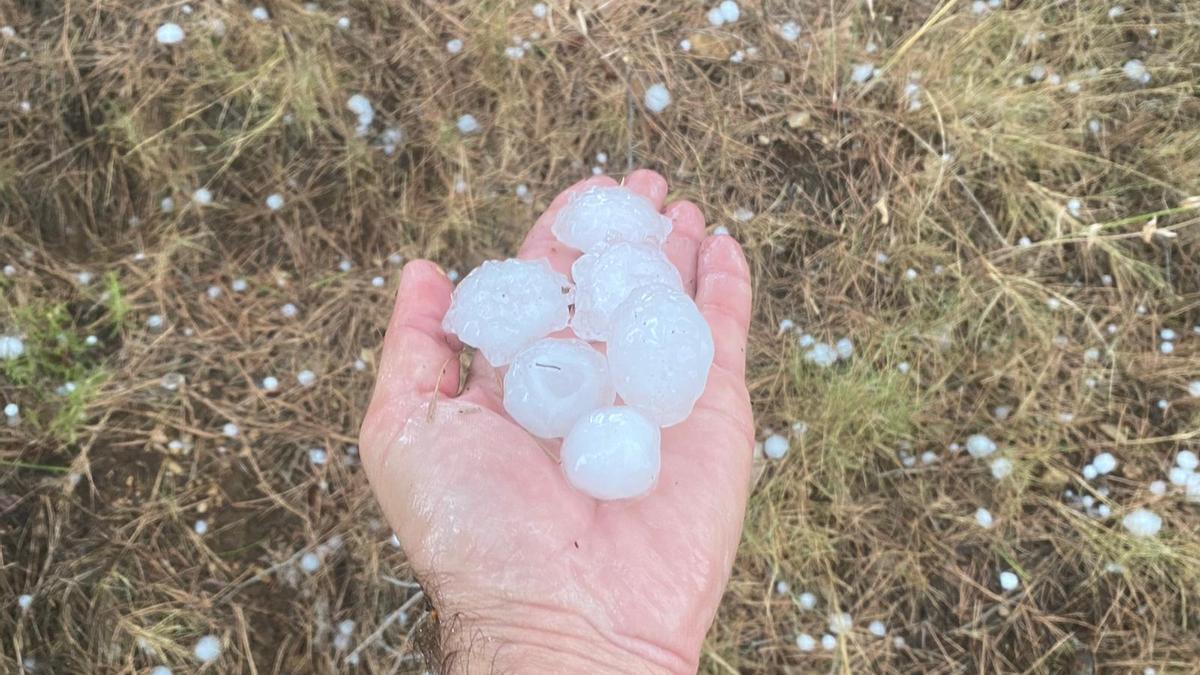 Imagen de las piedras de hielo caídas en Catí este jueves.